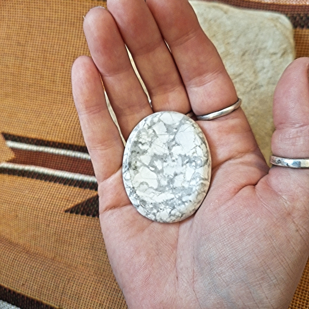 ✨️Howlite Worry Stone - Picture 6 of 7